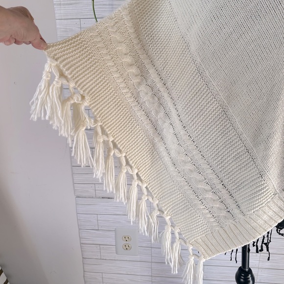 Tint & Shadow Poncho - Picture 3 of 7